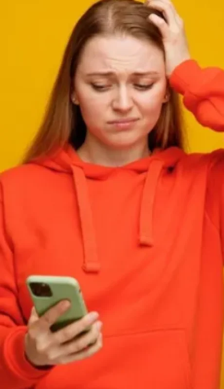 Diversos tipos de estafas están siendo llevadas a cabo a través de la aplicación de telefonía móvil.