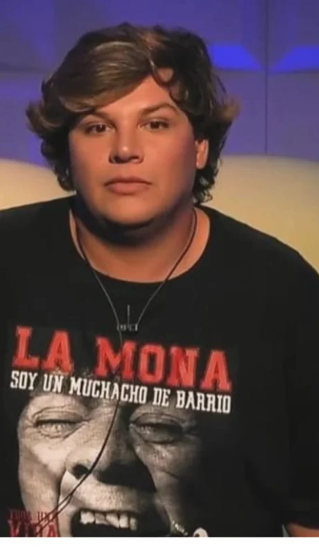 Emma es cordobés, tiene de 32 años. Se formó y capacitó como peluquero y estilista.