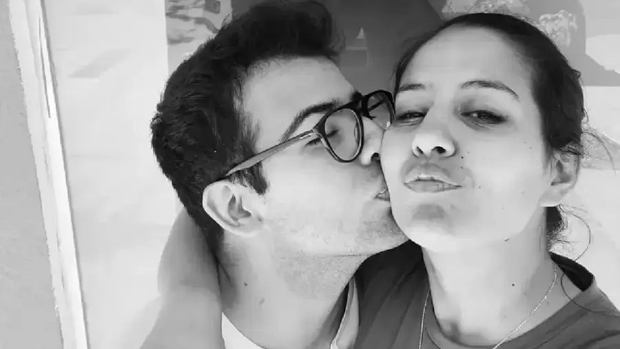 César Sena junto a Cecilia Strzyzowski