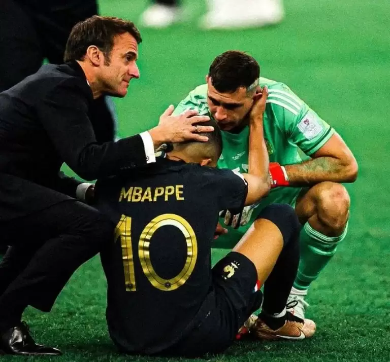 Dibu Martínez y Emmanuel Macron consuelan a Kylian Mbappé.