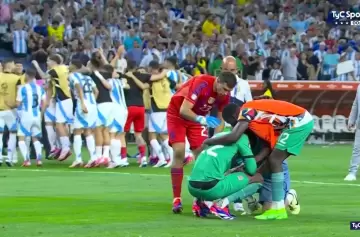 Gran arquero y excelente persona: el Dibu Martínez y el consuelo al portero rival