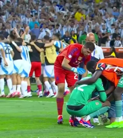 Dibu Martínez consuela a Alexander Domínguez.