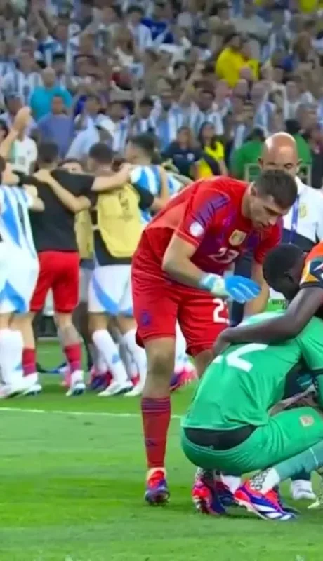 Dibu Martínez consuela a Alexander Domínguez.