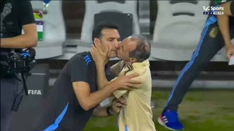 Marito y un beso al entrenador campeón del mundo.