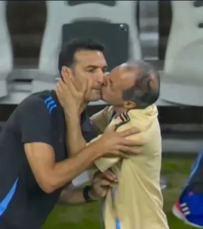 Lionel y Marito luego de ganarle a Ecuador.