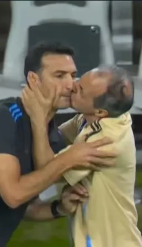 Lionel y Marito luego de ganarle a Ecuador.