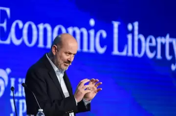 Desregulan más el comercio: Caputo derogó 44 normas de control de precios y trámites