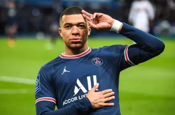Mbappé vuelve a patearle al ángulo a la extrema derecha