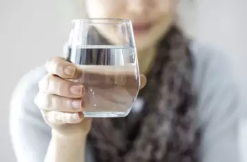 Descubrí tu personalidad según cómo agarrás el vaso