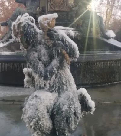 Fuente de los Continentes del Parque General San Martín en Mendoza, congelada por el frío extremo en la provincia cuyana.