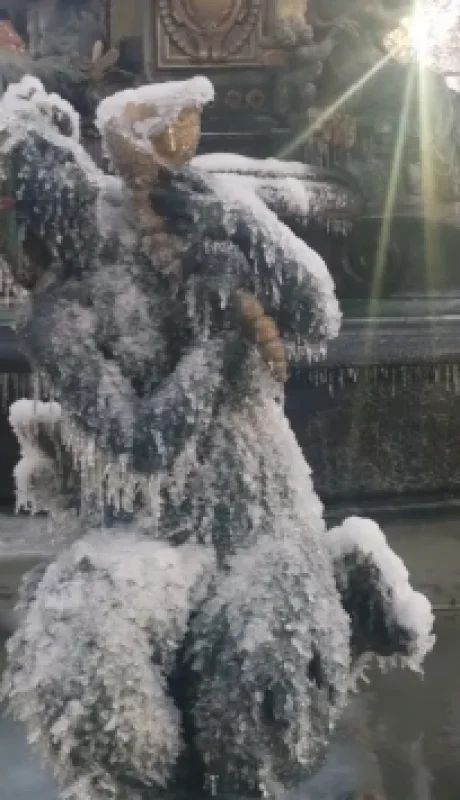 Fuente de los Continentes del Parque General San Martín en Mendoza, congelada por el frío extremo en la provincia cuyana.