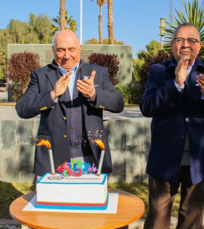 El Presidente del Consejo Directivo, doctor Emilio Luis Magnaghi Soler, festejando los 85 años de la empresa.