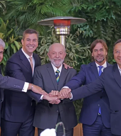 (izq. a der.) José Raúl Mulino, Panamá; Santiago Peña, Paraguay; Lula da Silva, Brasil; Luis Lacalle Pou, Uruguay; Luis Arce, Bolivia.