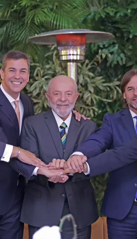 (izq. a der.) José Raúl Mulino, Panamá; Santiago Peña, Paraguay; Lula da Silva, Brasil; Luis Lacalle Pou, Uruguay; Luis Arce, Bolivia.