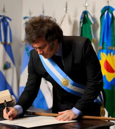 Milei en la firma del Acta de Mayo