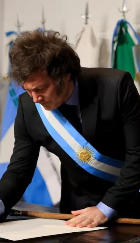 Milei en la firma del Acta de Mayo