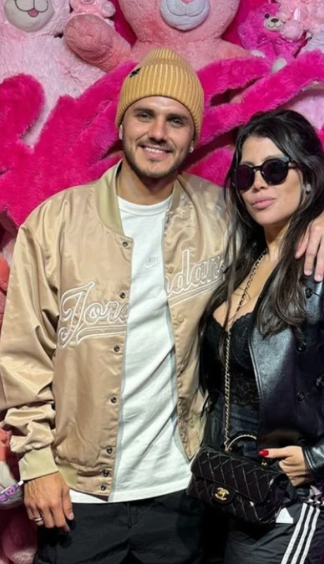 La pareja camina sobre una cornisa.