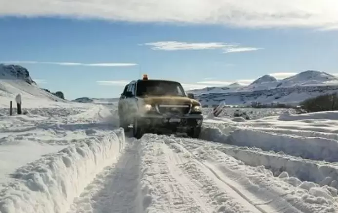Los efectivos de la Gendarmería Nacional Argentina patrullan rutas tapadas de nieve con el fin de repasar a posibles lugareños varados.