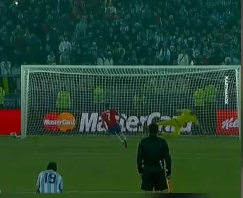 El chileno conquistó la CONMEBOL Copa América en la edición de Chile 2015 y en la del Centenario 2016.