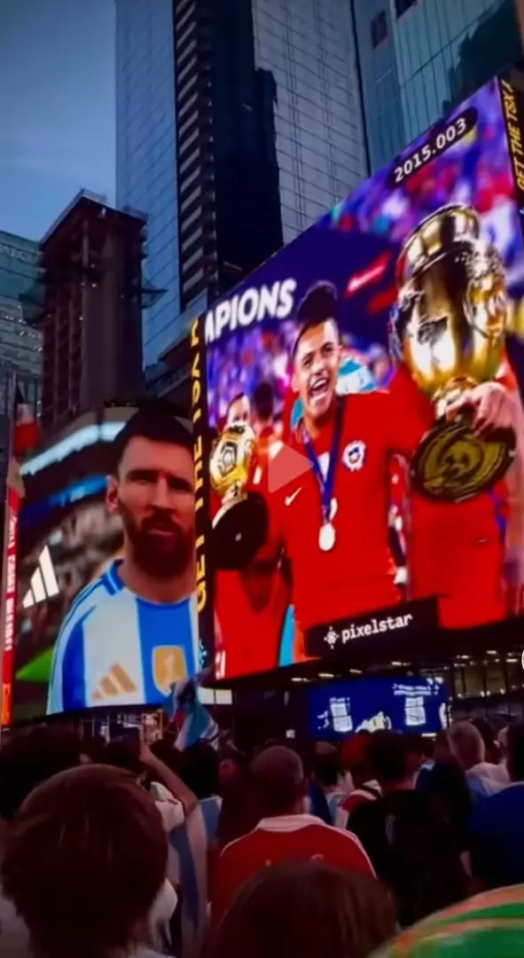 Captado por los hinchas en pleno banderazo.