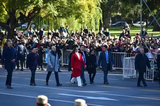 La vicepresidenta junto a su escolta.