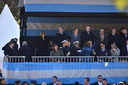 Luis Petri y Patricia Bullrich en el desfile militar.