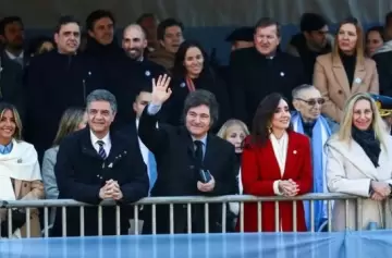 Desfile por el Día de la Independencia en las calles de Buenos Aires