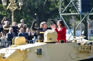 Milei y Villarruel se subieron a un tanque durante el desfile militar