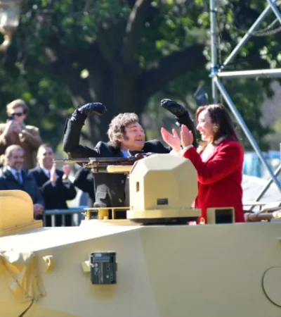 Alzando sus brazos, vivando al compás del apoyo popular, el presidente Milei conoció en persona el TAM, Tanque Argetino Mediano.
