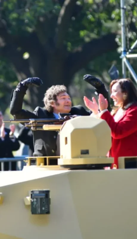 Alzando sus brazos, vivando al compás del apoyo popular, el presidente Milei conoció en persona el TAM, Tanque Argetino Mediano.