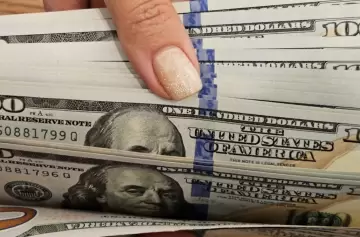 Dólar blue estable y tasas en baja: ¿qué hacer hoy con los pesos?