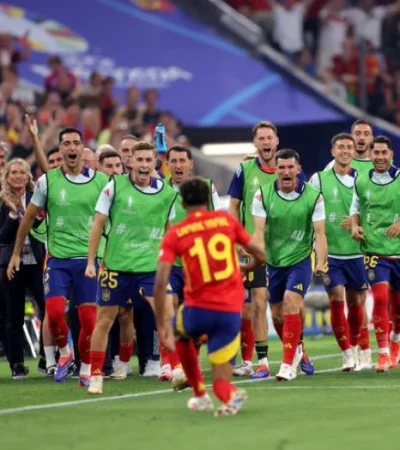 Yamal sale a festejar su gol con los suplentes de España