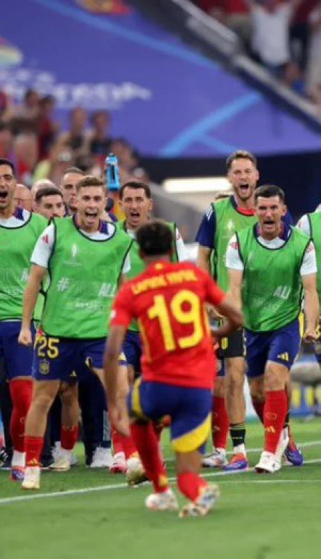 Yamal sale a festejar su gol con los suplentes de España