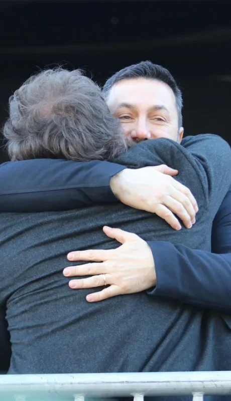 Abrazo entre Petri y el Presidente