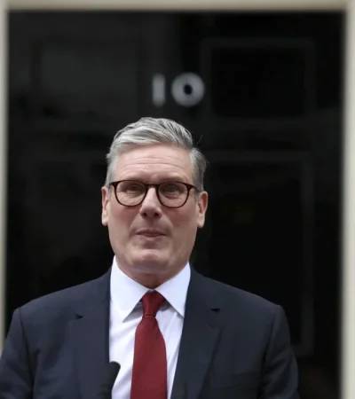Keir Starmer frente al 10 de Downing Street