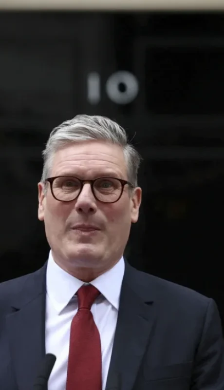 Keir Starmer frente al 10 de Downing Street