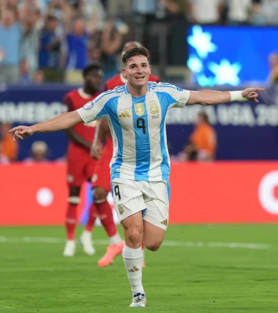 Julián celebra el primer tanto