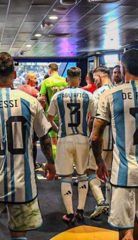 Lionel Messi, Rodrigo de Paul, Nicolás Tagliafico/