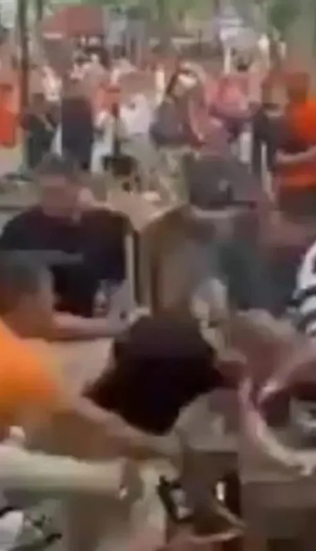 Volaron sillazos y piñas previa al duelo de Eurocopa.