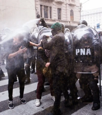 Accionar de la Policía durante las manifestaciones populares.