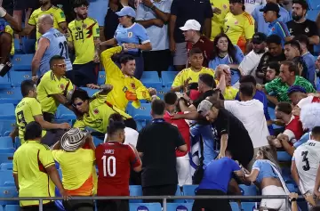 Escándalo: jugadores uruguayos a las piñas con hinchas colombianos