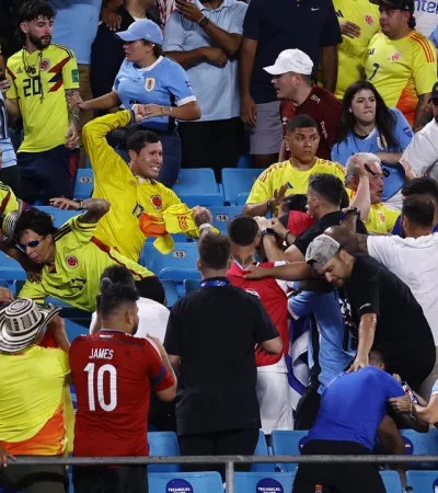 Desmanes en las tribunas entre hinchas colombianos y jugadores uruguayos.