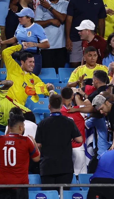 Desmanes en las tribunas entre hinchas colombianos y jugadores uruguayos.