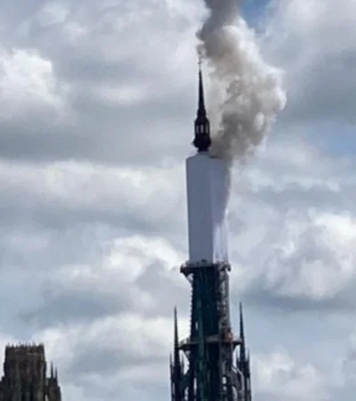 Incendio la torre de la catedral de Notre Dame.