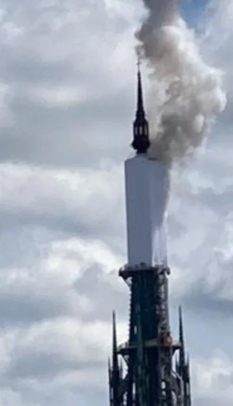 Incendio la torre de la catedral de Notre Dame.