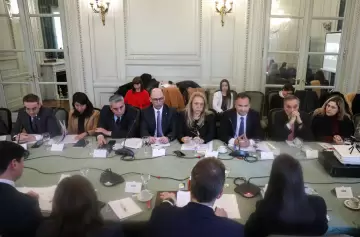 Argentina y Uruguay coordinan políticas marinas en protección de la soberanía