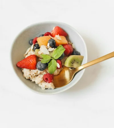 El kiwi es una de las frutas que aporta vitamina C y colágeno.