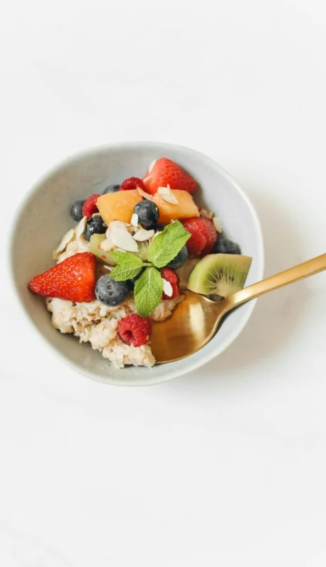 El kiwi es una de las frutas que aporta vitamina C y colágeno.