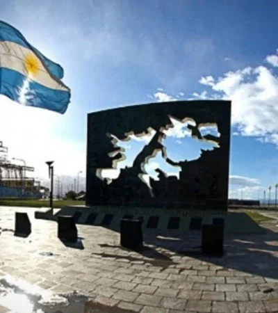 Monumento a los caídos en Malvinas en Ushuaia.
