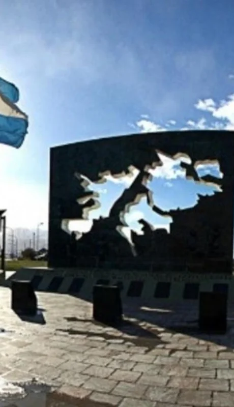 Monumento a los caídos en Malvinas en Ushuaia.